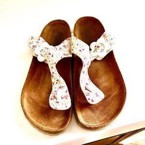 !!- - 🎁ADD-ON $10 🎁 Toe sandals pretty flower design Size 9 (Birkenstock STY…